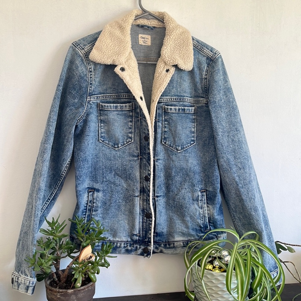Gap, sized medium (tall), denim jacket with sherpa collar